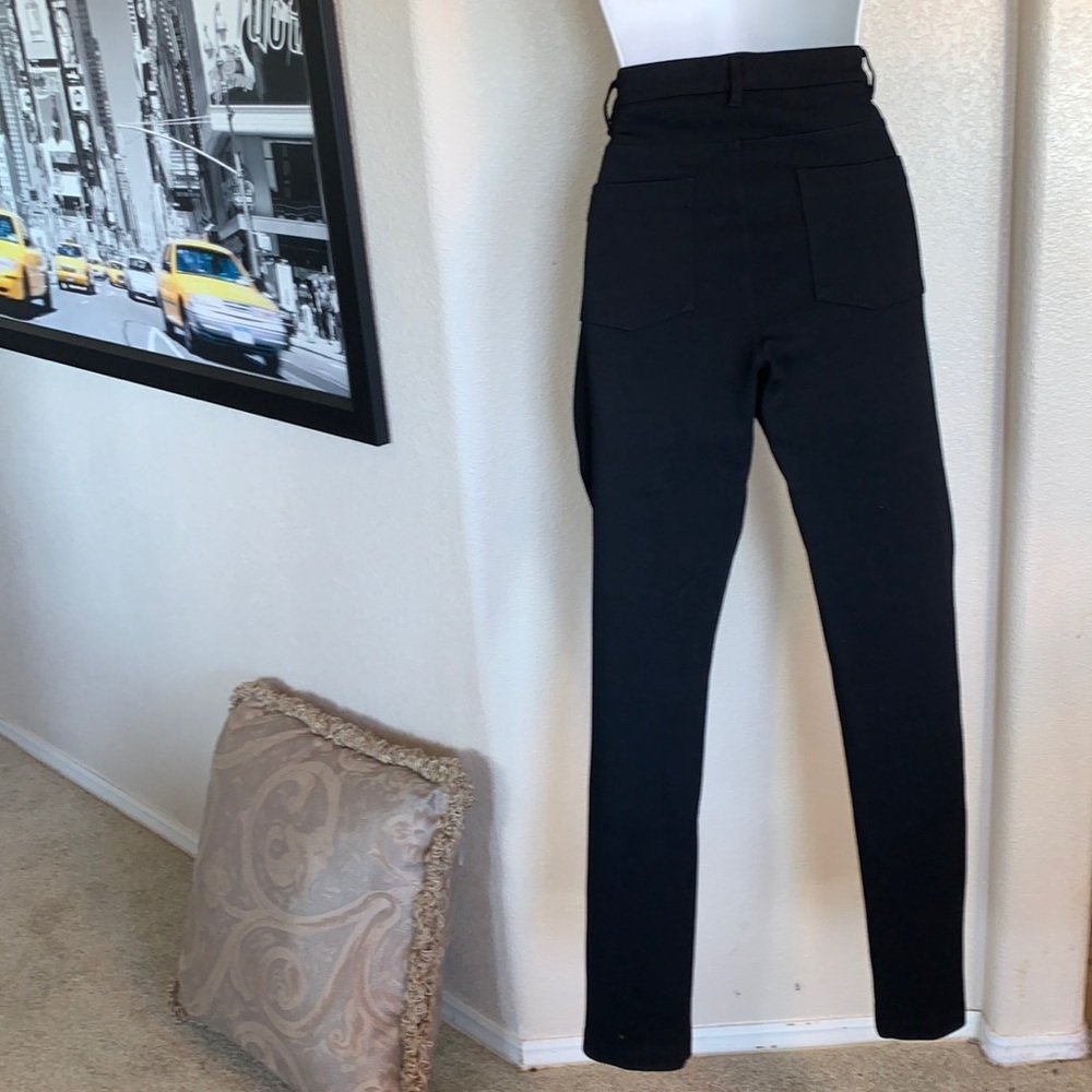 VINCE jeans, sleek skinny, high waist, monogram button, classic 5 pockets. 8 - Picture 5 of 17